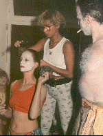 Grimage, maquillage, tatouage sont loin d'obéir aux seules considérations esthétiques. préparation pour une séance de transe à Paris, 1994.